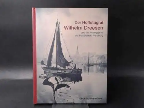 Schulte-Wülwer, Ulrich: Der Hoffotograf Wilhelm Dreesen und die Anfangsjahre der Fotografie in Flensburg. 