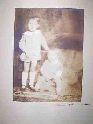 ANTON SAHM * -  Original Foto von Kinder (Studio) im Brauntöne (Albuminabzug): 2 Kinder posieren, Kind rechts etwas (absichtlich) verschwommen. 