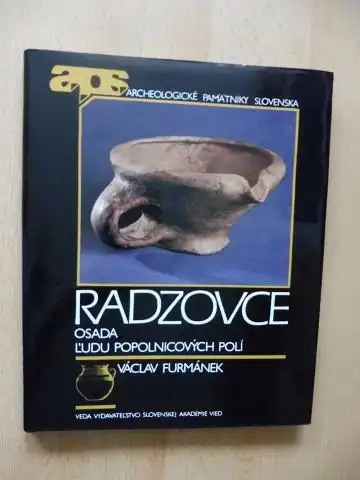 Tocik, Anton: RADZOVCE - OSADA L`UDU POPOLNICOVYCH POLI / Radzove (Bez. Lucenec) - Siedlung der Träger der Urnenfelderkultur *. Mit wenig. Übersetzungen ins Deutsch u. Russisch. 