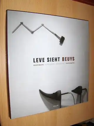 Leve, Manfred und Joseph Beuys: LEVE SIEHT BEUYS *. BLOCK BEUYS - FOTOGRAFIEN / PHOTOGRAPHS *. 