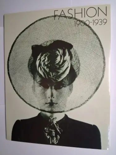 Madge Garland / Madeleine Ginsberg Martin Battersby / Valerie Lloyd Ivor Davies a. o: FASHION 1900-1939. A Scottish Arts Council Exhibition with the support of the Victoria and Albert Museum 1975 *. 