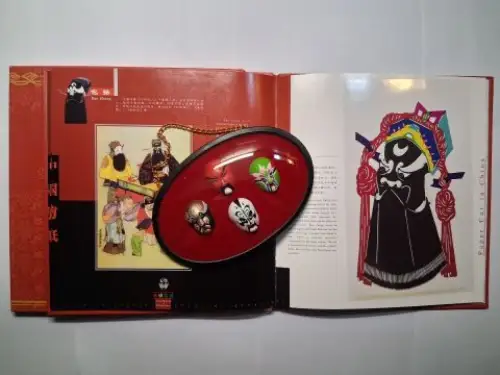 Peking Opera: KONVOLUT OPERN-MASKEN mit CHINESISCHE SCHERENSCHNITTE: Buch PAPER CUT IN CHINA Facial Makeup of Peking Opera mit 8 farbig. Scherenschnitten (Masken von Schauspieler ca 21 x 14 cm) + 4 MINI-MASKEN unter Glocke (siehe Foto). 