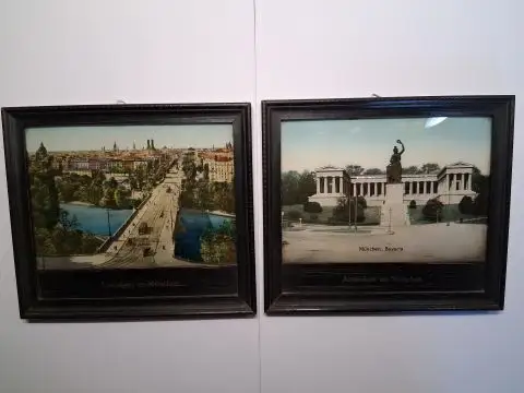 Stadt München: ANDENKEN AN MÜNCHEN - Zwei hölzerne Souvenir-Rahmen aus München, um 1900, mit Farbfotos und Titeln hinter Glas. München Total Ansicht (von Luitpoldbrücke) / München, Bavaria. 