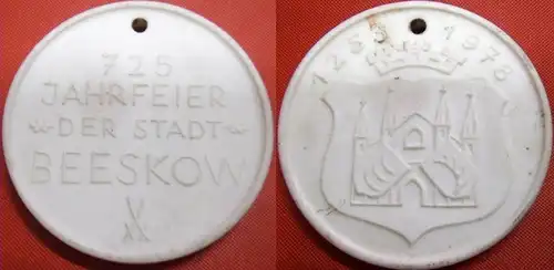 Beeskow. -Meissen. - Meissner Porzellan-Medaille zur 725 Jahrfeier der Stadt Beeskow. 1253-1978 mit Stadtwappen auf der Vorderseite.