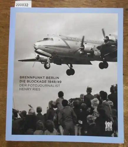 Ries, Henry. - Katrin Peters-Klaphake / Dieter Vorsteher (Hrsg.): Brennpunkt Berlin. Die Blockade 1948 / 49. Der Fotojournalist Henry Ries.