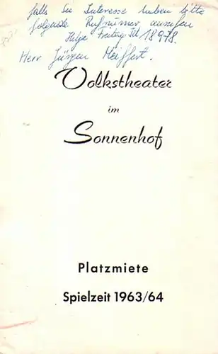 München. - Volkstheater. - Sonnenhof: Volkstheater im Sonnenhof [München]. Platzmiete. Spielzeit 1963 / 1964. Mit Angaben zu vorgesehenen Inszenierungen, Regisseuren, Bühnenbildern, Mitwirkenden und sechs Szenenfotos aus der Spielzeit 1961 / 1962. 