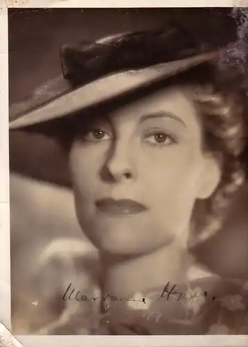 Hoppe, Marianne: Marianne Hoppe. Schwarz-Weiß-Foto mit Autogramm. Foto: Tobis / Magna. Aus dem Film 'Der Herrscher' (1937) in der Regie von Veit Harlan. 