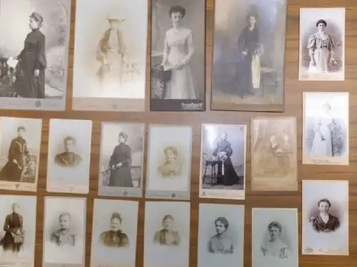 Portrait-Originalphotographien. Carte de Visite: Fotografien weiblicher Portraits. Konvolut mit 19 Photografien. Enthalten sind 8 Brustportraits weiblich, 11 Ganzkörperportraits weiblich - teils sitzend, teils stehend. 
