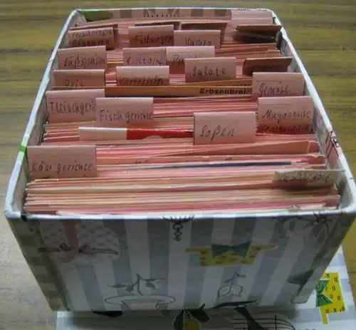 Ohne Autor.   Kochbuch.   Rezept Sammlung: Ohne Titel ( Rezeptsammlung auf Karteikarten ).   Enthalten sind insgesamt etwa 530 Rezepte aus.. 