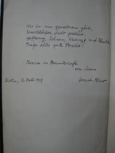Blass, Ernst: Eigenhändiges, 4 zeiliges, unveröffentlichtes Gedicht: Was in uns gewaltsam gärt, / unerklärbar wird's geklärt. / Hoffnung, Sehnen, Krampf und Flucht  / Trage.. 