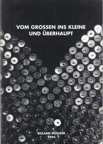 Neues Stadtmuseum Landsberg am Lech / Roland Münzer (Hrsg.): Roland Münzer - Arbeiten von 1990 - 1994: Vom Grossen ins Kleine und überhaupt. - Katalog zur Ausstellung ' Von oben nach unten ' , Neues Stadtmuseum Landsberg am Lech 1994. 