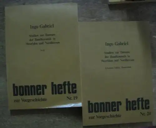 Gabriel, Ingo: Studien zur Tonware der Bandkeramik in Westfalen und Nordhessen. Textband und Literatur / Tafeln / Musterbuch. (= Bonner Hefte zur Vorgeschichte Nr. 19 und 20 hrsg. von O. Kleemann, F.B. Naber und H. Schnitzler). 