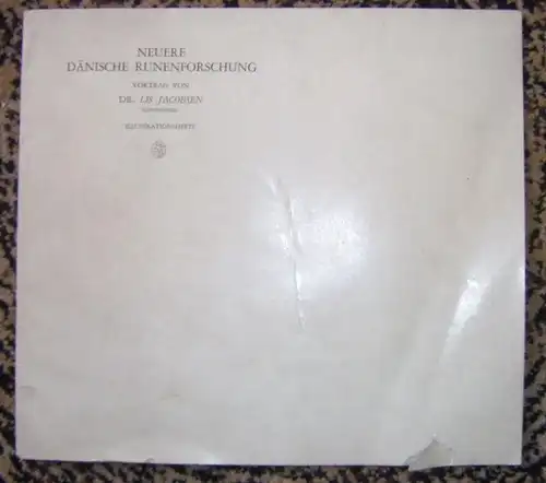 Jacobsen, Lis.   Zeichungen: Magnus Petersen u. a: Neuere dänische Runenforschung. Vortrag. Illustrationshefte ( Hier NUR das Illustrationsheft zum Vortrag ).. 