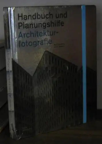 Hausberg, Axel / Simons, Anton. - Mit weiteren Beiträgen von Christoph Gößmann und Florian Meuser: Architekturfotografie. Handbuch und Planungshilfe. 