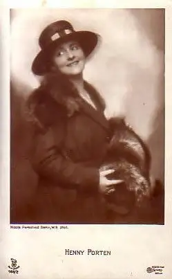 Porträtfoto Henny Porten (mit Hut, Wintermantel und Muff). Aufnahme: Nicola Perscheid, Berlin. Rückseitig mit Blaustift neutral beschrieben. Adressat unkenntlich gemacht. Nicht frankiert