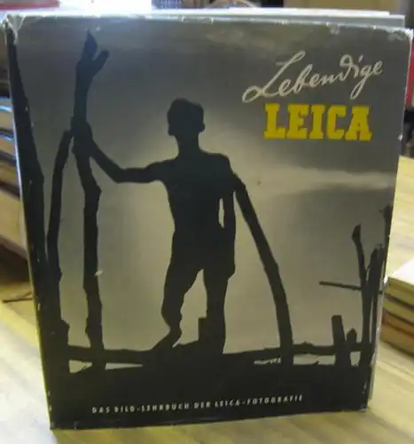Leica. - Walter Kross: Lebendige Leica. Das Bild-Lehrbuch der Leica-Fotografie. 120 beispielhafte Aufnahmen von Leica-Fotografen in aller Welt mit belehrendem Text. 