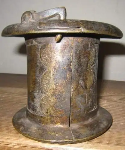 Afrikanischer Armreifen: Armreif aus Bronze.