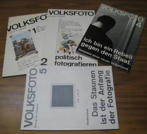 Volksfoto. - Herausgeber: Dieter Hacker, Andreas Seltzer: Volksfoto. Bände 1, 2 , 4 und 5 (von 6). Zeitung für Fotografie. - Aus dem Inhalt: 1) Der Schubladenfotograf. Der Fotofreund. Die aufgetaute Kamera. 2) politisch fotgrafieren. 4) Die Utopie eine...