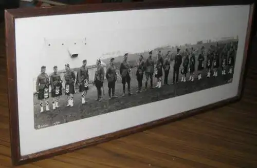 Dunoon. - Cowal Highland Gathering / Cowal Games 1931: Dunoon 12 / 7 / 31. - Original photograph / originale Fotografie. - Zu sehen sind 19 Männer, davon 12 im traditionellen Schottenrock, 7 in Uniform, im Hintergrund ein Zelt-Lager ( You can see 19 me...