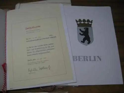 Jakob, Hans-Joachim (Berlin, geboren 1938 in Sagan, Schlesien ). - Berliner Senat / Bezirksamt Reinickendorf u. a, Konvolut mit 30 Zeugnissen und Urkunden von Hans-Joachim Jakob, beginnend 1947 mit dem Schulzeugnis der 4. Klasse , endend mit der Ernennung