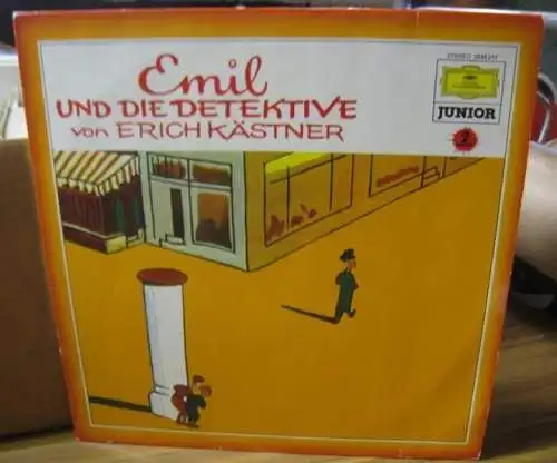 Kästner, Erich. - Für die Schallplatte bearbeitet von Gertrud Loos. - Mit einem neuen Text von Ute Blaich: Emil und die Detektive ( = Deutsche Grammophon Junior ). - Mitwirkende: Heinz Reincke, Charlotte Schellenberg u. a. 