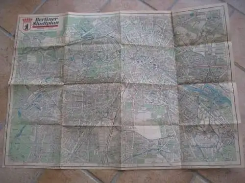Berlin. - bearbeitet von W. Weber. - herausgegeben von Paul Landsberger: Berliner Stadtplan mit neuen Straßennamen. Masstab 1 : 30.000. - Rückseitig: Berlins 20 Verwaltungsbezirke. 