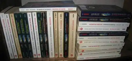 Drachenlanze. - Weis, Margaret / Hickman, Tracy: Konvolut mit 27 Bänden aus 4 Reihen. - Enthalten: Die Legenden der Drachenlanze 1-6 / Die Geschichte der Drachenlanze 1-6 / Die Chronik der Drachenlanze 1-6 / Der Bund der Drachenlanze, Bände 1-8 und 12. 