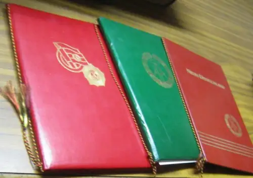 Kollektiv Clara Zetkin, Druckerei Neues Deutschland / FDGB Freier Deutscher Gewerkschaftsbund. - Erich Polisch u. a, Konvolut mit 22 Urkunden für das Kollektiv Clara Zetkin, Druckerei Neues Deutschland, Abteilung Betriebsabrechnung/Wirtschaftskontrolle