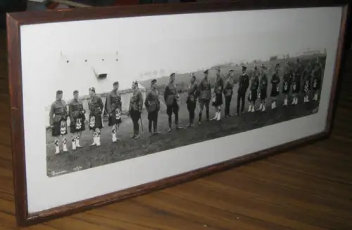 Dunoon 12 / 7 / 31.   Original photograph / originale Fotografie.   Zu sehen sind 19 Männer, davon 12 im traditionellen Schottenrock.. 