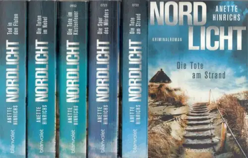 Hinrichs, Anette: Nordlicht - Kriminalromane.  Bände 1 - 5 der Reihe: 1) Die Tote am Strand / 2) Die Spur des Mörders / 3) Die Tote im Küstenfeuer / 4) Die Toten im Nebel / 5) Tod in den Fluten. 