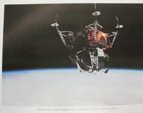 Stern Magazin / U.S. Government Printing Office: [ Bilderserie Amerikanische Raumfahrt - Photo series American Space Program - Apollo Space Program ] - 1) Saturn 5 Mondrakete / Apollo rollout Atop Saturn V - Kenneda Space Center // 2) Apollo 8 startet zur