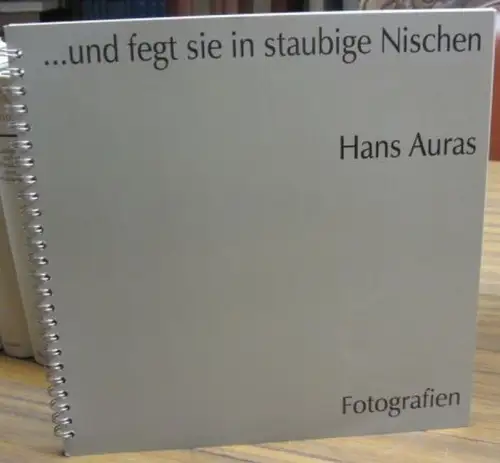  und fegt sie in staubige Nischen. Hans Auras - Fotografien. Katalog zur Ausstellung in der Grafik Galerie Seiler in Zürich. - Widmungsexemplar mit handgeschriebenem Brief!