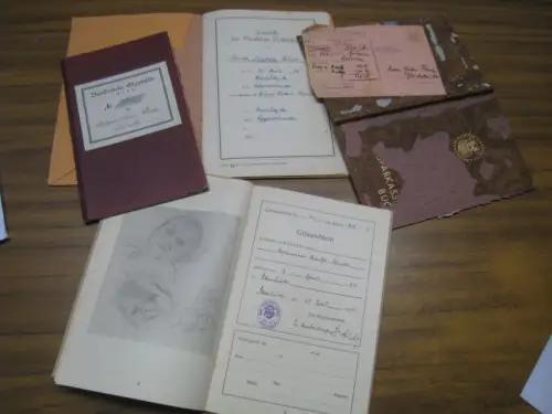 Konvolut mit 4 Teilen: 1) Urkundenbuch der Kindheit für Rosemarie Martha Flasche, geboren 1930 in Glashütte, datiert 1934. 2) Spareinlagen Buch No. 5686 für Siegfried.. 