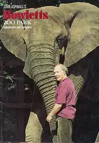 A John Aspinall Zoo Park (Aspinall mit Elefant). 