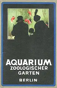 F?hrer durch das Aquarium (Besucher vor Becken). 