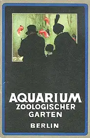 Führer durch das Aquarium (Besucher vor Becken). 