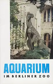 Wegweiser Aquarium (Dinosaurier-Statue) Schrift Aquarium blau; mit Tierbestand 31. 12. 63 (1.250 Arten). 