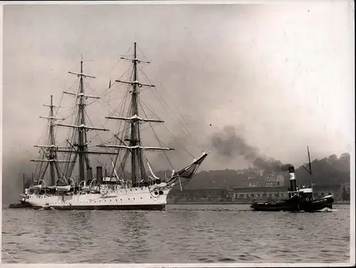 Schlepper "Fairplay II" mit Dreimast-Dampfsegler. Originalfoto von Otto Reiche, Hamburg, mit dessen Trockenstempel in der rechten unteren Bildecke. 