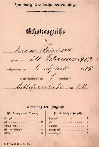 Schulzeugnisse für Erna Teichert, geboren den 24. Februar 1902, aufgenommen den 1. April  1908 in die Volksschule des 7. Schulbezirks Methfesselstr. Nr. 28. Hrsg.: Hamburgische Schulverwaltung. 