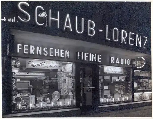 Ladenansicht der Firma "Fernsehen Heine Radio", Hamburg-Altona [?]. Original s/w Fotografie des Doppelschaufensters an einem vorweihnachtlichen Abend. 