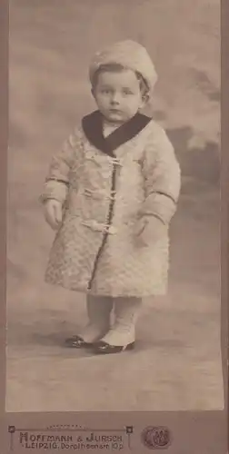 Seelemann, Gerhard. - Hoffmann & Jursch (Fotografen): Kinderportrait Gerhard Seelemann. Original-Fotografie [Carte de visite] in Sepia-Ton. Verso von alter Hand in Tinte bezeichnet: "Gerhard Seelemann / 2 Jahre alt". 