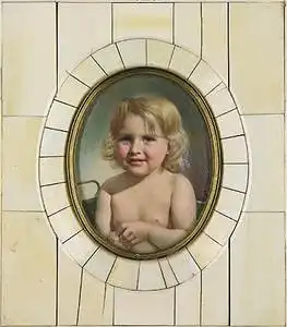 Ovales Portrait eines Kindes. Miniaturmalerei auf transparentem Beintäfelchen unter gewölbtem Glas im Elfenbeinrahmen. Am rechten Bildrand signiert, Simchen, E[mil] (1882- ?), sudetendt. Maler