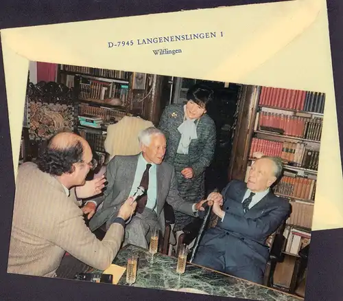 Jünger, Ernst, dt. Schriftsteller u. Entomologe (1895-1998): Eigenh. Farbpostkarte mit U. In masch. Briefumschlag mit gedrucktem namenlosen Absender "Langenenslingen 1 Wilflingen". 