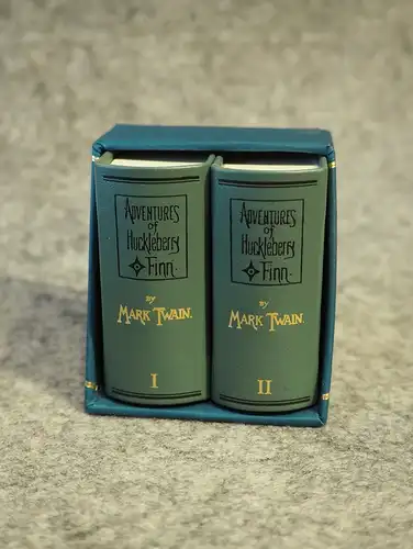 Twain, Mark, pseud. [i.e. Samuel Langhorne Clemens): The Adventures of Huckleberry Finn. Miniaturbuch. 2 Bde. 