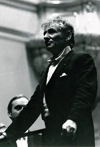 PORTRAIT Leonard Bernstein. Schwarzweiß-Fotografie (Privatfoto). Hüftbild im Dreiviertelprofil, aus Untersicht aufgenommen, Bernstein, Leonard