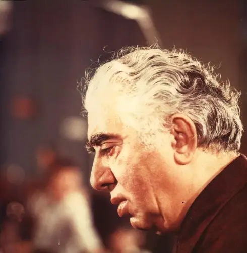 PORTRAIT Aram Khatchaturjan. Farbfotographie im Braunton. Kopfbild im Profil von Henry Klein, Khatchaturjan, Aram