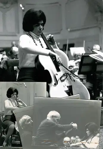 PORTRAIT Angelica May (Probenfoto). Schwarzweiß-Fotographie von Henry Klein. Ganzfigur, sitzend, im Halbprofil, May, Angelica