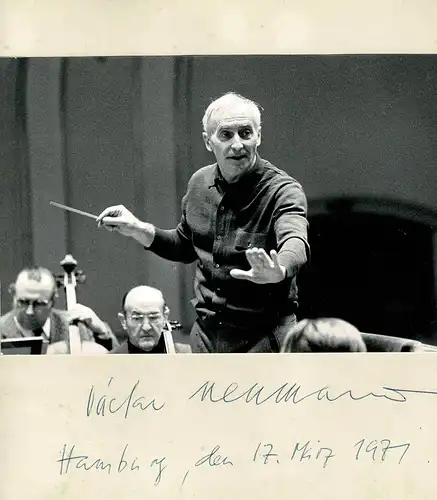 PORTRAIT Vaclav Neumann. Schwarzweiß-Fotografie von Henry Klein.  Halbfigur, mit Autogramm, datiert 17. März 1971, Neumann, Vaclav