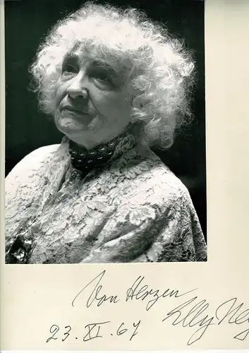 PORTRAIT Elly Ney. Schwarz-Weiss-Fotografie, Brustbild im Dreiviertelprofil, mit eigenhändiger Kurzwidmung, datiert 23.XI.67, Ney, Elly