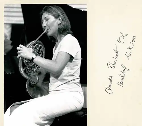 PORTRAIT Claudia Strenkert. Schwarz-Weiss-Fotografie, sitzende Kniefigur im Halbprofil. Mit Autogramm, datiert 16.8.2000, Strenkert, Claudia